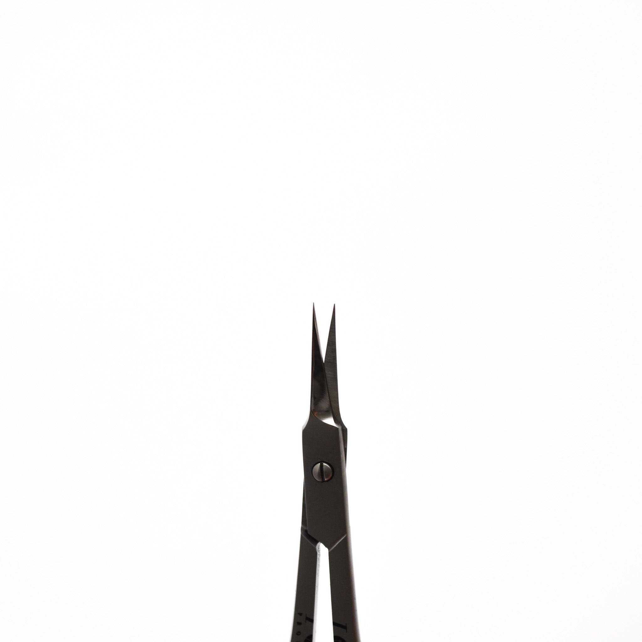  Thin tip, curved beauty scissors. 